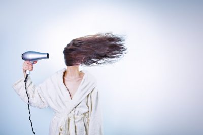 Les erreurs que nous faisons en se séchant les cheveux