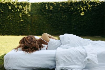 Une personne qui s'allong sur un bon sommier