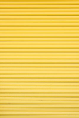 une porte de garage jaune qui est fermée