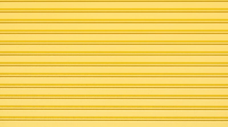 une porte de garage jaune qui est fermée