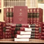 une pile de livres rouges posée sur une table en bois