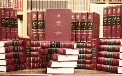une pile de livres rouges posée sur une table en bois