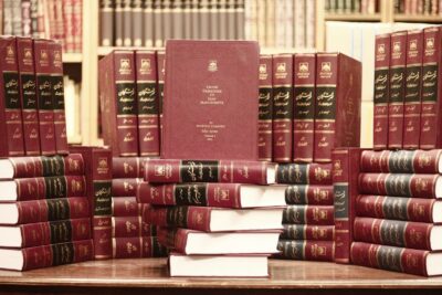 une pile de livres rouges posée sur une table en bois