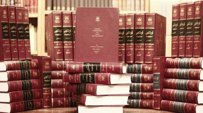 une pile de livres rouges posée sur une table en bois